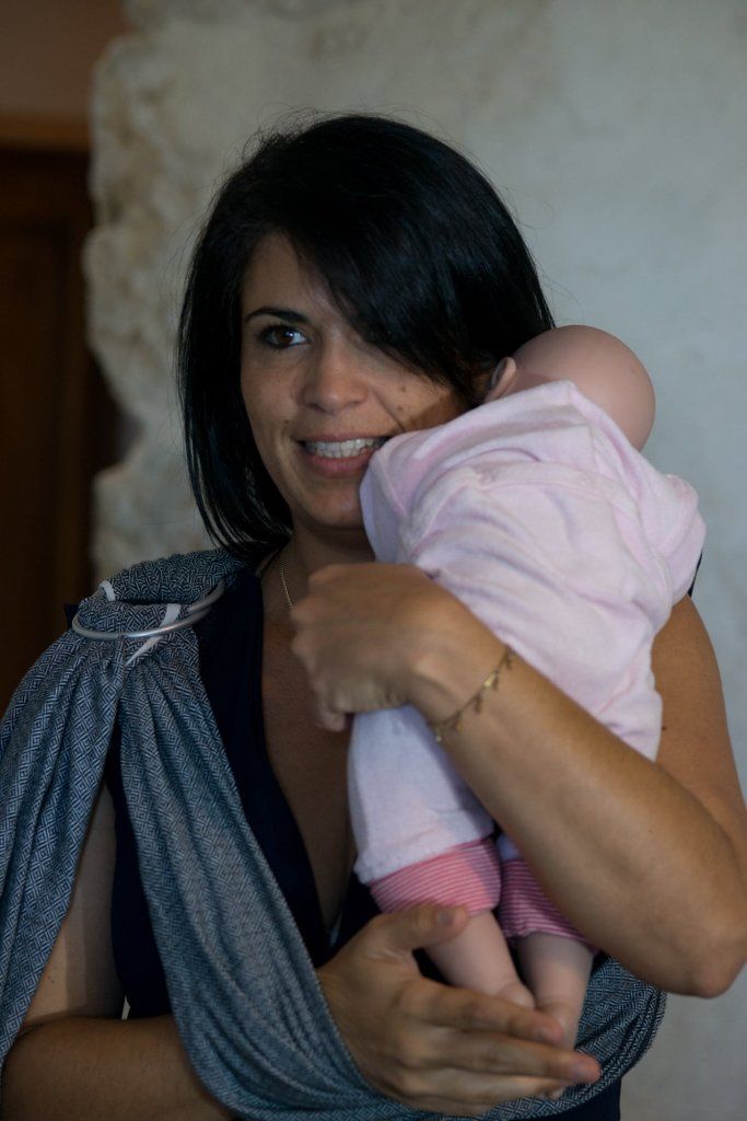 Cadeau de naissance original : offrir un atelier portage ou bébé signe