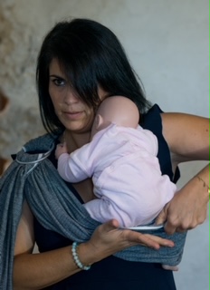 Porter son bébé sans avoir mal au dos : mes conseils