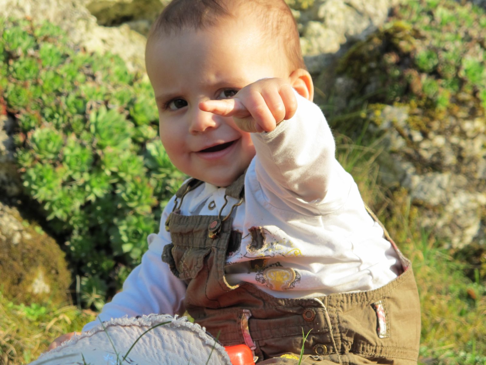 Bébé qui signe avec ses mains pendant un atelier bébé signe près de Toulouse