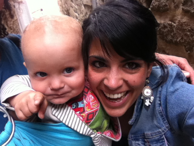 Maman souriante et son bébé porté : offrir un atelier portage ou bébé signe en bon cadeau