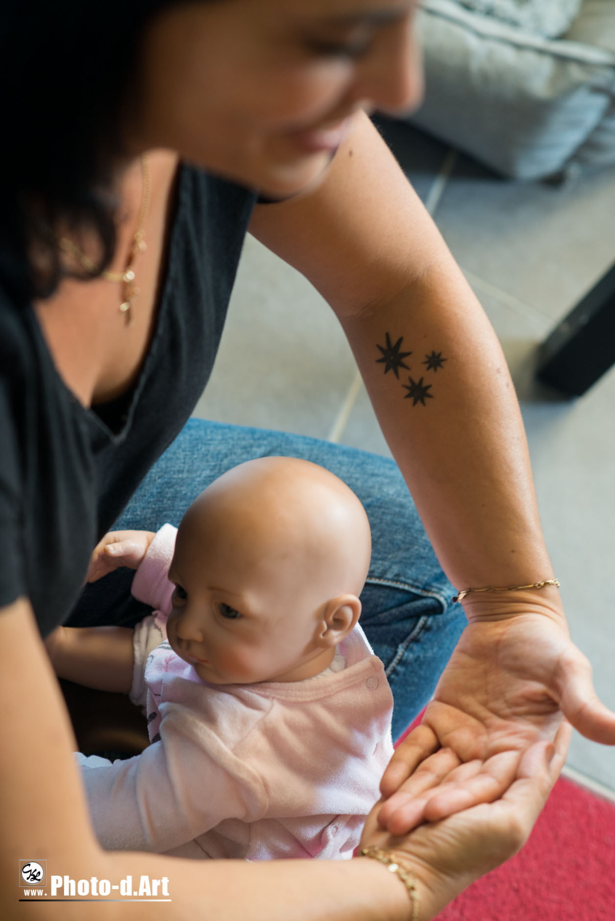 Parents portant leurs bébés en porte-bébé lors d'un atelier portage